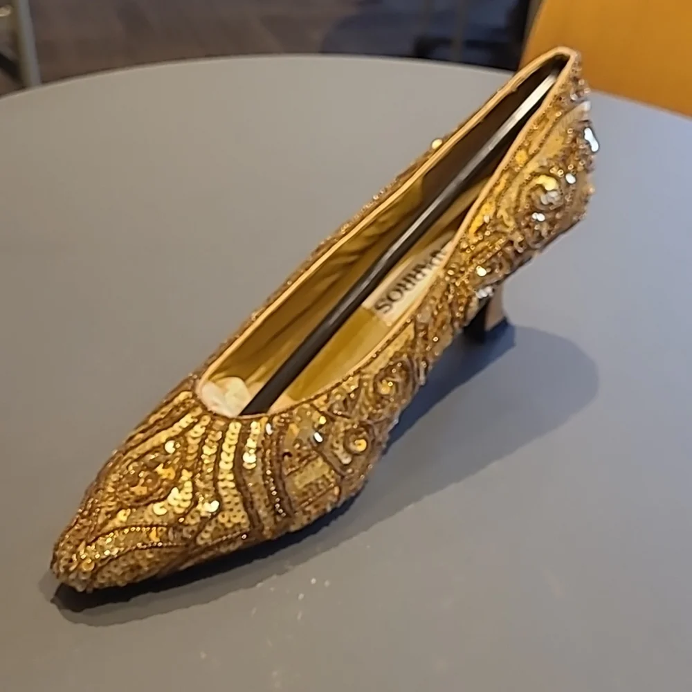 Gorgeous Cabarros gold sequin pumps with approximately 2" satin heels. Size 9.5B - Picture 1 of 9